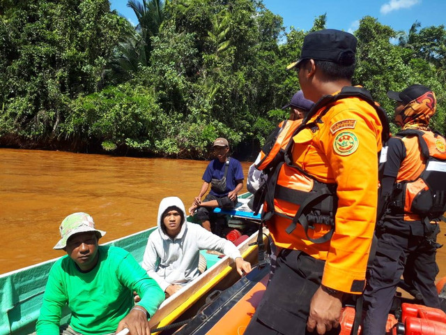 Tim SAR bersama warga saat melakukan pencarian korban. Foto: Dok Basarnas.