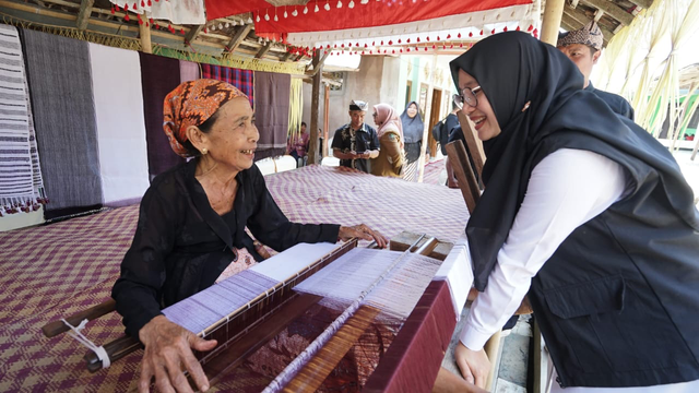 Pengerajin tenun tradisional Siami (kiri) bersama Bupati Banyuwangi Ipuk Fiestiandani (kanan) di Desa Jambesari, Kecamatan Giri, Senin (9/9/2024). Foto: Dok. Istimewa