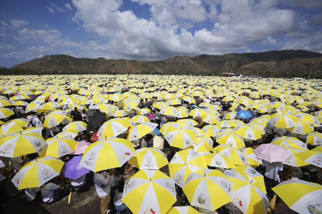 Warga Timor Leste memadati taman Tacitolu untuk mengikuti misa Paus Fransiskus di Dili, Timor Leste, Selasa (10/9/2024). Foto: Firdia Lisnawati/AP Photo