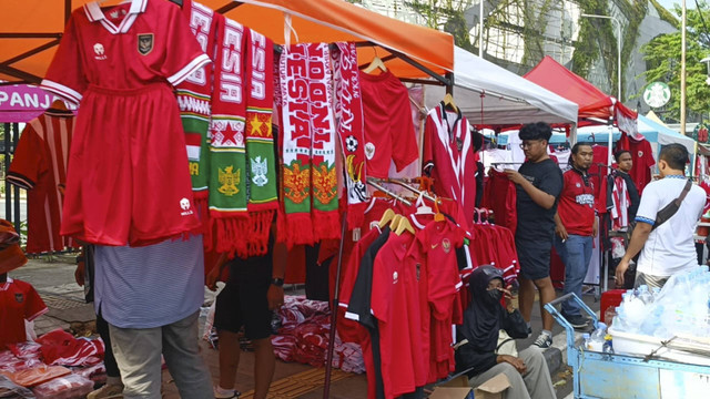 Suasana pedagang jersey dan pernak-pernik Timnas Indonesia di sekitar trotoar TVRI, Jalan Gerbang Pemuda, Jakarta Pusat, Selasa (10/9/2024). Foto: Fadlan Nuril Fahmi/kumparan