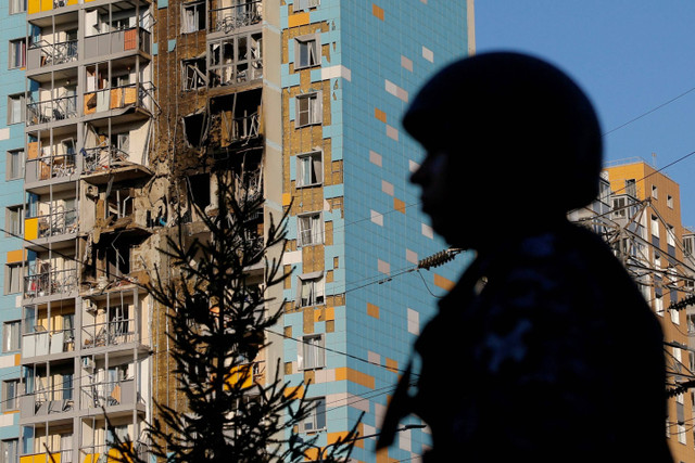 Gedung hunian bertingkat yang mengalami kerusakan imbas serangan drone Ukraina di Ramenskoye, wilayah Moskow, Rusia, Selasa (10/9/2024). Foto: Maxim Shemetov/REUTERS