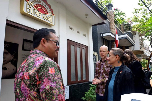 Kunjungan Duta Besar (Dubes) Amerika Serikat untuk Indonesia, Kamala Shirin Lakhdhir di museum Rumah Lahir Bung Karno. Foto: Diskominfo Surabaya