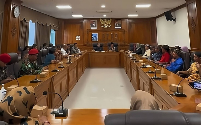 Warga Karang Moko, Sariharjo, Ngaglik, Sleman, saat melakukan audiensi dengan DPRD Sleman, Senin (9/9). Foto: DPRD Sleman