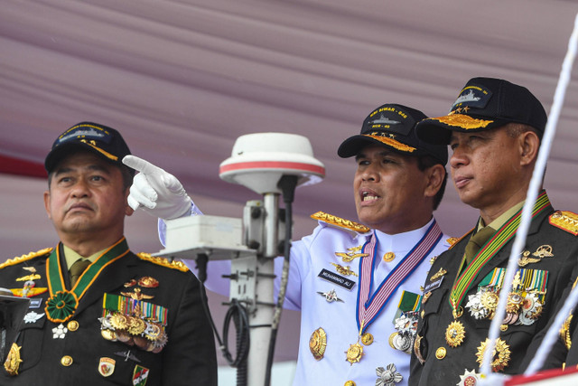 Panglima TNI Jenderal TNI Agus Subiyanto berbincang dengan KSAL Laksamana TNI Muhammad Ali dan KSAD Jenderal TNI Maruli Simanjuntak usai mengikuti upacara pada peringatan HUT Ke-79 TNI Angkatan Laut di KRI dr. Radjiman Wedyodiningrat.  Foto: Muhammad Adimaja/ANTARA FOTO