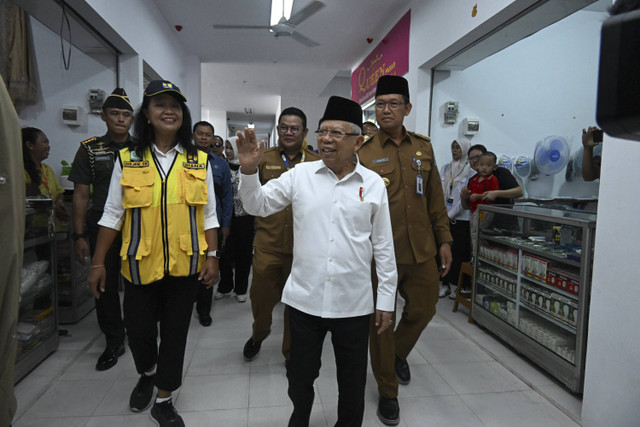 Ma'ruf Amin berikan 100 sertifikat Juleha: Juru Sembelih Halal di Pasar Toboali, Bangka Selatan, Bangka Belitung pada Selasa (10/9/2024). Foto: Dok. BPMI Setwapres