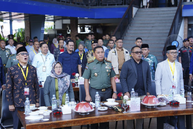 Pangdam XIV/Hasanuddin, Mayjen Bobby Rinal Makmum bersama para tokoh. Foto: Dok. Istimewa