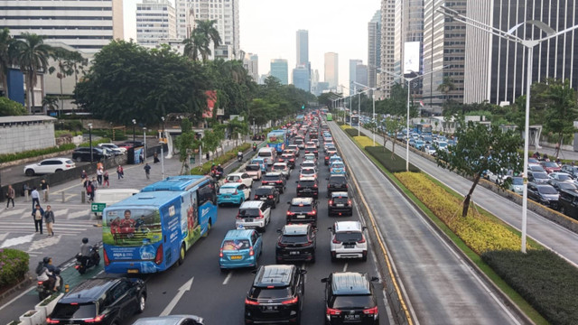 Suasana arus lalu lintas di Jalan Jenderal Sudirman jelang laga Indonesia melawan Australia.  Foto: Rachmadi Rasyad/kumparan