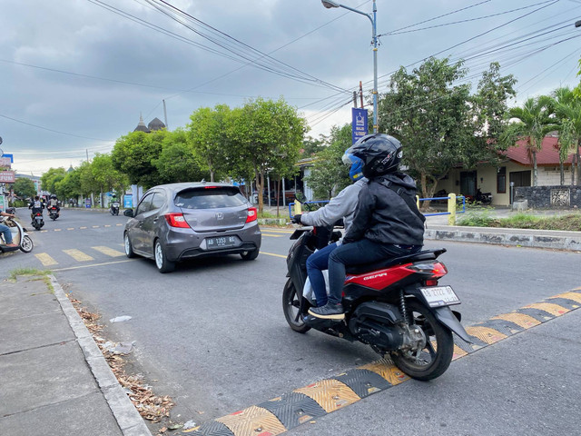 Sebuah sepeda motor saat melintasi polisi tidur di Jalan Selokan Mataram, Selasa (10/9). Foto: Resti Damayanti/Pandangan Jogja