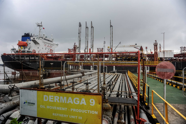 Sebuah kapal tanker melakukan pengisian BBM di pelabuhan pengolahan minyak mentah di Pertamina Rifinery Unit III Plaju, Palembang, Sumatera Selatan, Selasa (10/9/2024) Foto: Muhammad Bagus Khoirunas/ANTARA FOTO