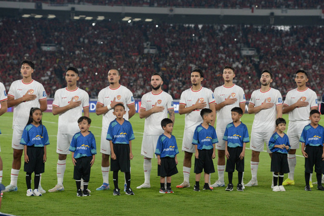 Pesepak bola Timnas Indonesia menyanyikan lagu Indonesia Raya sebelum melawan Timnas Australia dalam pertandingan Grup C putaran ketiga Kualifikasi Piala Dunia 2026 Zona Asia di Stadion Utama Gelora Bung Karno, Senayan, Jakarta, Selasa (10/9/2024). Foto: Hafidz Mubarak A/Antara Foto 