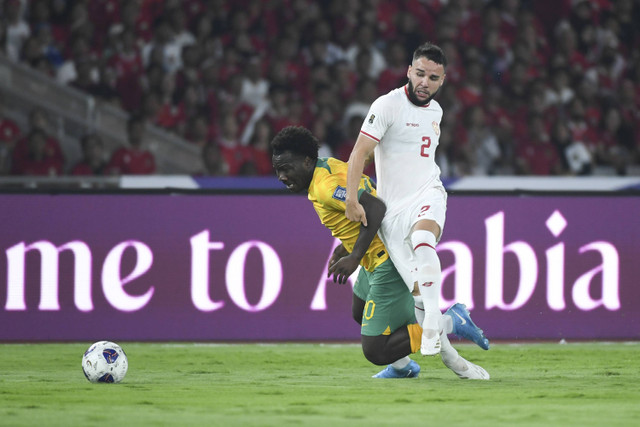 Pemain Timnas Indonesia Calvin Verdonk (kanan) berebut bola dengan pemain Timnas Australia Nestory Irankunda pada pertandingan Grup C putaran ketiga Kualifikasi Piala Dunia 2026 di Stadion Gelora Bung Karno, Jakarta, Selasa (10/9/2024). Foto: Hafidz Mubarak/ANTARA FOTO