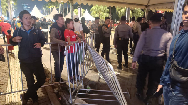 Foto pagar pembatas di ujung tenant loket Plaza Utara SUGBK terjatuh akibat suporter Indonesia yang masuk berdesakan, Jakarta, Selasa (10/9/2024). Foto: Fadlan Nuril Fahmi/kumparan