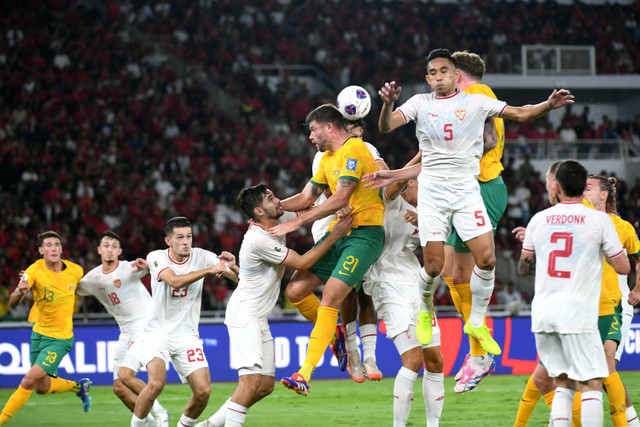 Pemain Timnas Indonesia Rizky Ridho berebut bola di udara dengan pesepak bola Timnas Australia Cameron Burgess pada laga Grup C putaran ketiga Kualifikasi Piala Dunia 2026 Zona Asia di Stadion Gelora Bung Karno, Senayan, Jakarta, Selasa (10/9/2024). Foto: Hafidz Mubarak A/Antara Foto 