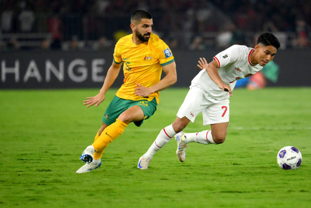 Pemain Timnas Indonesia Marselino Ferdinan (kanan) melewati pemain Timnas Australia Aziz Behich pada pertandingan Grup C putaran ketiga Kualifikasi Piala Dunia 2026 di Stadion Gelora Bung Karno, Jakarta, Selasa (10/9/2024) Foto: Aditya Pradana Putra/ANTARA FOTO