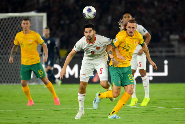 Pemain Timnas Indonesia Sandy Walsh (tengah) berebut bola dengan pemain Timnas Australia Jackson Irvine (kanan) pada pertandingan Grup C putaran ketiga Kualifikasi Piala Dunia 2026 di Stadion Gelora Bung Karno, Jakarta, Selasa (10/9/2024) Foto: Aditya Pradana Putra/ANTARA FOTO