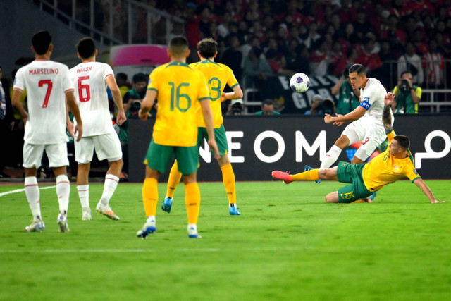 Pemain Timnas Indonesia Jay Noah Idzes menendang bola dihadang pemain Timnas Australia Mitchell Duke pada pertandingan Grup C putaran ketiga Kualifikasi Piala Dunia 2026 di Stadion Gelora Bung Karno, Jakarta, Selasa (10/9/2024). Foto: Aditya Pradana Putra/ANTARA FOTO