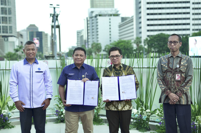 PT Transportasi Jakarta (Transjakarta) dengan Pindad menandatangani Perjanjian Nota Kesepahaman untuk mempercepat elektrifikasi armada di Halte Tosari, Selasa (10/9/2024). Foto: Dok. Istimewa