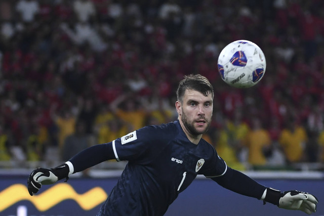 Aksi kiper Timnas Indonesia Maarten Vincent Paes saat melawan Timnas Australia  pada pertandingan Grup C putaran ketiga Kualifikasi Piala Dunia 2026 di Stadion Gelora Bung Karno, Jakarta, Selasa (10/9/2024). Foto: Hafidz Mubarak/ANTARA FOTO