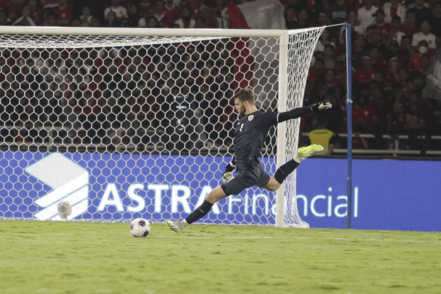 Kiper Timnas Indonesia Maarten Vincent Paes saat melawan Timnas Australia pada pertandingan Grup C putaran ketiga Kualifikasi Piala Dunia 2026 di Stadion Gelora Bung Karno, Jakarta, Selasa (10/9/2024). Foto: Subhan Zainuri/kumparan