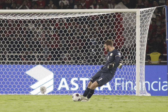 Kiper Timnas Indonesia Maarten Vincent Paes saat melawan Timnas Australia pada pertandingan Grup C putaran ketiga Kualifikasi Piala Dunia 2026 di Stadion Gelora Bung Karno, Jakarta, Selasa (10/9/2024). Foto: Subhan Zainuri/kumparan