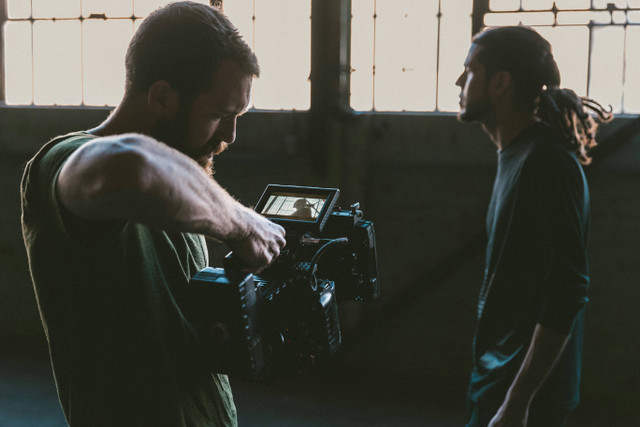 Ilustrasi Pemain Film Laura. Foto: Unsplash/Jakob Owens