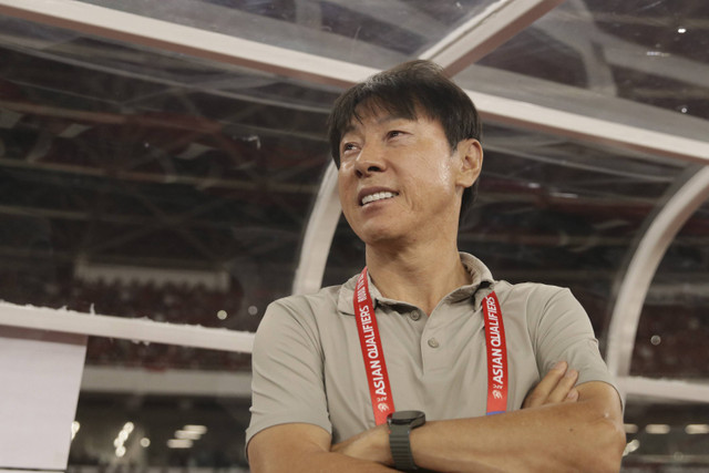 Pelatih Shin Tae-yong pada pertandingan Grup C putaran ketiga Kualifikasi Piala Dunia 2026 di Stadion Gelora Bung Karno, Jakarta, Selasa (10/9/2024). Foto: Subhan Zainuri/kumparan