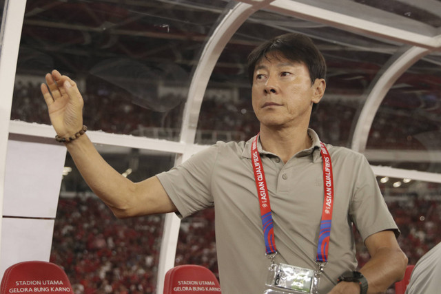 Pelatih Shin Tae-yong pada pertandingan Grup C putaran ketiga Kualifikasi Piala Dunia 2026 di Stadion Gelora Bung Karno, Jakarta, Selasa (10/9/2024). Foto: Subhan Zainuri/kumparan