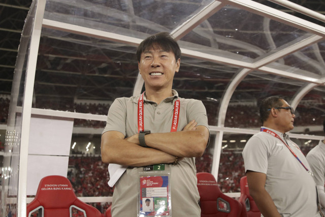 Pelatih Shin Tae-yong pada pertandingan Grup C putaran ketiga Kualifikasi Piala Dunia 2026 di Stadion Gelora Bung Karno, Jakarta, Selasa (10/9/2024). Foto: Subhan Zainuri/kumparan