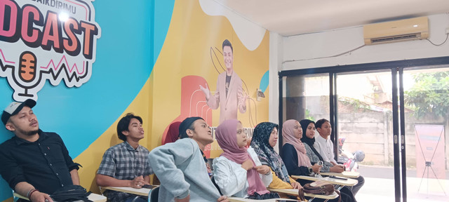 peserta beasiswa bicara sedang mengikuti kelas