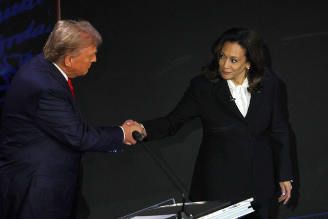 Calon presiden AS Kamala Harris berjabat tangan dengan Calon presiden AS Donald Trump saat debat kedua Pemilu AS di National Constitution Center di Philadelphia, Amerika Serikat, Rabu (11/9/2024). Foto: Brian Snyder/REUTERS