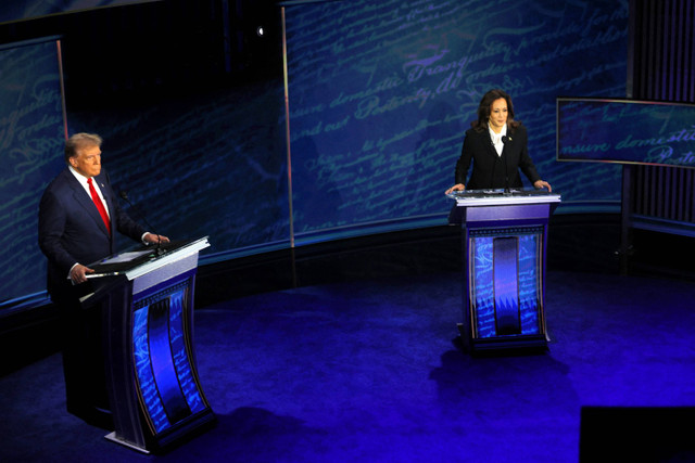 Calon presiden AS Kamala Harris dan Calon presiden AS Donald Trump saat debat kedua Pemilu AS di National Constitution Center di Philadelphia, Amerika Serikat, Rabu (11/9/2024). Foto: Brian Snyder/REUTERS