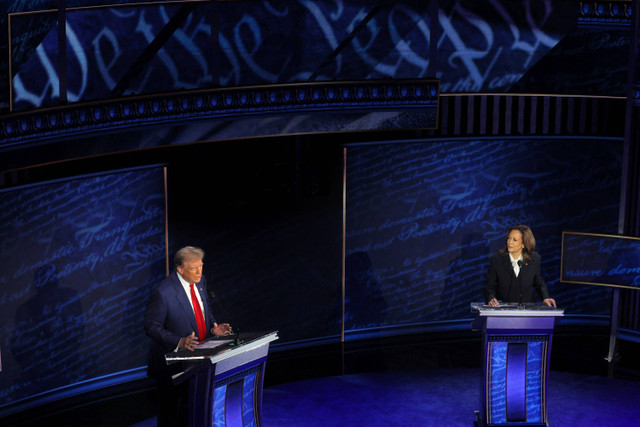 Calon presiden AS Kamala Harris dan Calon presiden AS Donald Trump saat debat kedua Pemilu AS di National Constitution Center di Philadelphia, Amerika Serikat, Rabu (11/9/2024). Foto: Brian Snyder/REUTERS