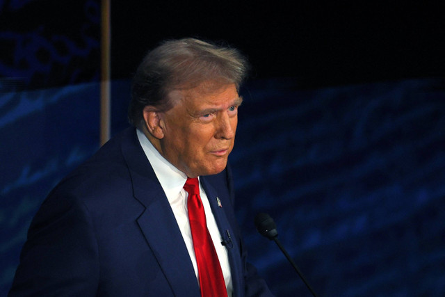 Calon presiden AS Donald Trump menyampaikan pandangannya saat debat kedua Pemilu AS di National Constitution Center di Philadelphia, Amerika Serikat, Rabu (11/9/2024). Foto: Brian Snyder/REUTERS