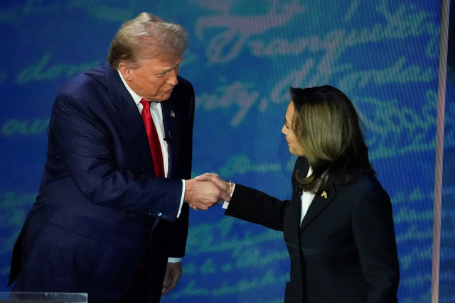 Calon presiden AS Kamala Harris berjabat tangan dengan Calon presiden AS Donald Trump saat debat kedua Pemilu AS di National Constitution Center di Philadelphia, Amerika Serikat, Rabu (11/9/2024). Foto: Alex Brandon/AP Photo