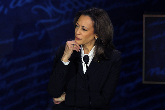 Calon presiden AS Kamala Harris saat debat kedua Pemilu AS di National Constitution Center di Philadelphia, Amerika Serikat, Rabu (11/9/2024). Foto: Brian Snyder/REUTERS