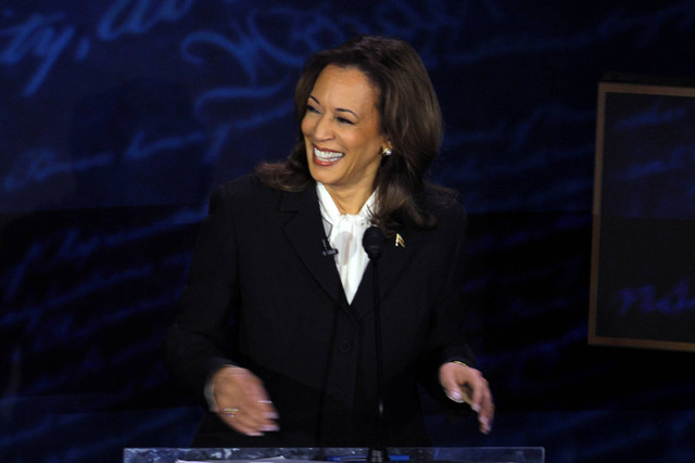 Calon presiden AS Kamala Harris menyampaikan pandangannya saat debat kedua Pemilu AS di National Constitution Center di Philadelphia, Amerika Serikat, Rabu (11/9/2024). Foto: Brian Snyder/REUTERS