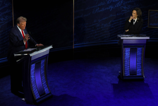 Calon presiden AS Kamala Harris dan Calon presiden AS Donald Trump saat debat kedua Pemilu AS di National Constitution Center di Philadelphia, Amerika Serikat, Rabu (11/9/2024). Foto: Brian Snyder/REUTERS