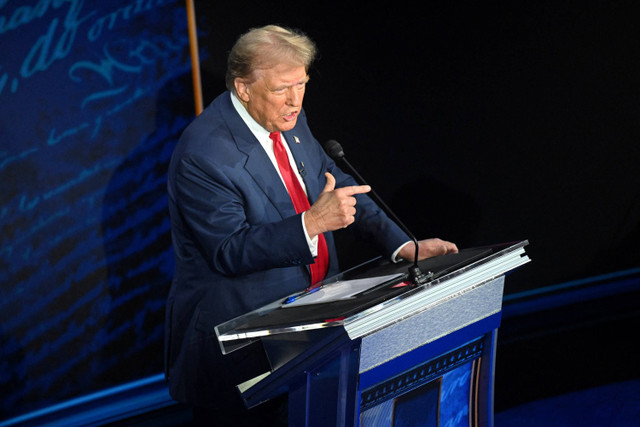 Calon presiden AS Donald Trump menyampaikan pandangannya saat debat kedua Pemilu AS di National Constitution Center di Philadelphia, Amerika Serikat, Rabu (11/9/2024). Foto: SAUL LOEB / AFP