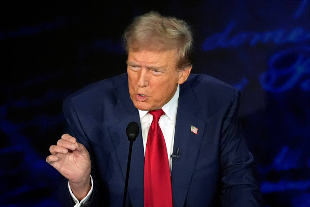 Calon presiden AS Donald Trump menyampaikan pandangannya saat debat kedua Pemilu AS di National Constitution Center di Philadelphia, Amerika Serikat, Rabu (11/9/2024). Foto: Alex Brandon/AP Photo