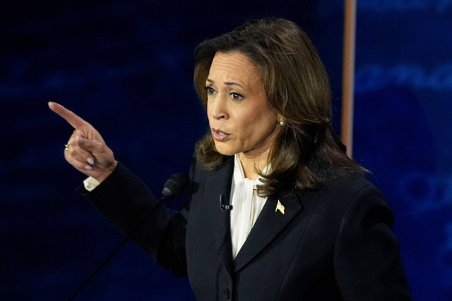 Calon presiden AS Kamala Harris menyampaikan pandangannya saat debat kedua Pemilu AS di National Constitution Center di Philadelphia, Amerika Serikat, Rabu (11/9/2024). Foto: Alex Brandon/AP Photo