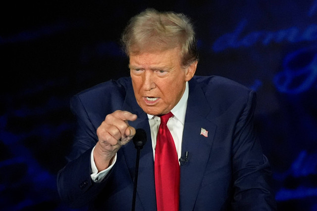 Calon presiden AS Donald Trump menyampaikan pandangannya saat debat kedua Pemilu AS di National Constitution Center di Philadelphia, Amerika Serikat, Rabu (11/9/2024). Foto: Alex Brandon/AP Photo