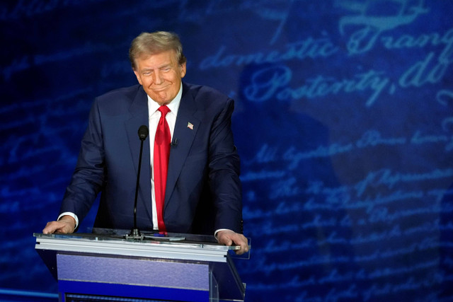 Calon presiden AS Donald Trump menyampaikan pandangannya saat debat kedua Pemilu AS di National Constitution Center di Philadelphia, Amerika Serikat, Rabu (11/9/2024). Foto: Alex Brandon/AP Photo