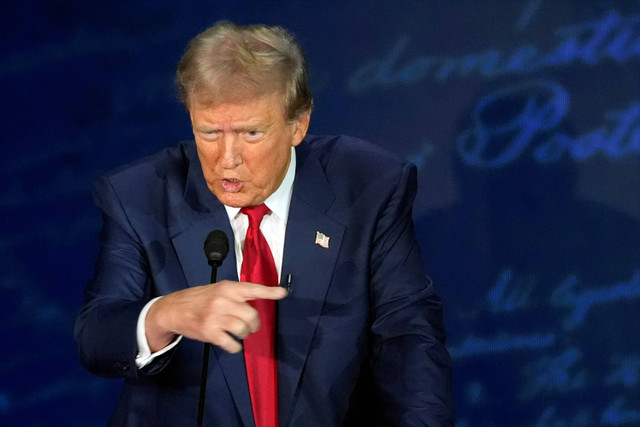 Calon presiden AS Donald Trump menyampaikan pandangannya saat debat kedua Pemilu AS di National Constitution Center di Philadelphia, Amerika Serikat, Rabu (11/9/2024). Foto: Alex Brandon/AP Photo