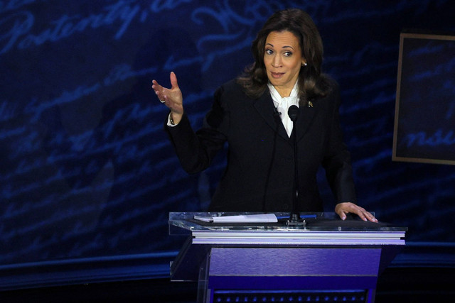 Calon presiden AS Kamala Harris menyampaikan pandangannya saat debat kedua Pemilu AS di National Constitution Center di Philadelphia, Amerika Serikat, Rabu (11/9/2024). Foto: Brian Snyder/REUTERS