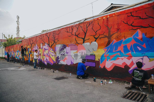 Tujuh seniman grafiti Pontianak yang sedang membuat lukisan di tembok untuk sebagai bagain dari event  King Royal Pride. Foto: Dok. Istimewa