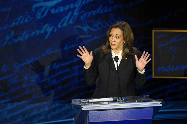 Calon presiden AS Kamala Harris menyampaikan pandangannya saat debat kedua Pemilu AS di National Constitution Center di Philadelphia, Amerika Serikat, Rabu (11/9/2024). Foto: SAUL LOEB / AFP