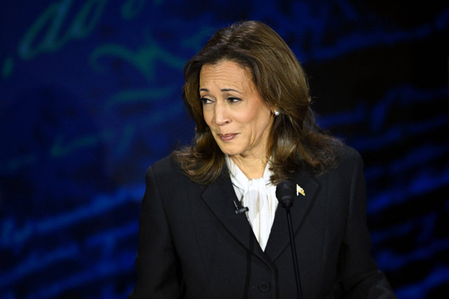 Calon presiden AS Kamala Harris menyampaikan pandangannya saat debat kedua Pemilu AS di National Constitution Center di Philadelphia, Amerika Serikat, Rabu (11/9/2024). Foto: SAUL LOEB / AFP