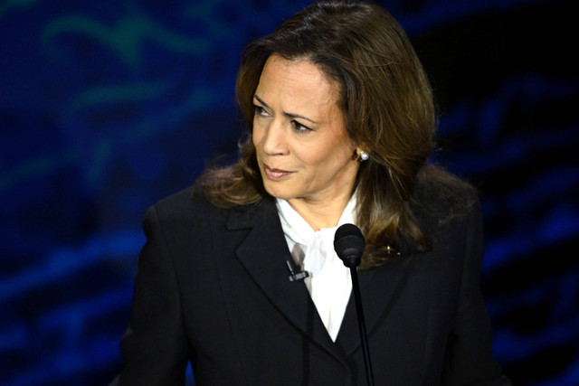 Calon presiden AS Kamala Harris menyampaikan pandangannya saat debat kedua Pemilu AS di National Constitution Center di Philadelphia, Amerika Serikat, Rabu (11/9/2024). Foto: SAUL LOEB / AFP