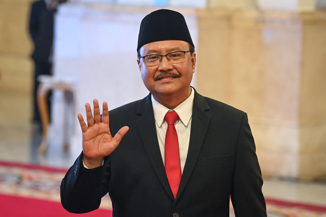 Sekjen PBNU Saifullah Yusuf atau Gus Ipul melambaikan tangan kenarah wartawan sebelum dilantik menjadi Menteri Sosial oleh Presiden Joko Widodo di Istana Negara, Jakarta, Rabu (11/9/2024). Foto: Sigid Kurniawan/ANTARA FOTO 