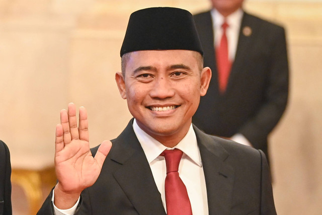 Irjen Pol Eddy Hartono melambaikan tangan sebelum dilantik menjadi Kepala Badan Nasional Penanggulangan Teroris (BNPT) oleh Presiden Joko Widodo di Istana Negara, Jakarta, Rabu (11/9/2024). Foto: Sigid Kurniawan/ANTARA FOTO 